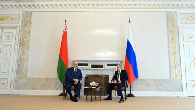 Russian President Vladimir Putin and Belarusian President Alexander Lukashenko talk during a meeting in Saint Petersburg, Russia July 13, 2021. © Reuters